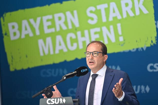 Alexander DOBRINDT bei seiner Rede, Gestik und vor dem Wahlkampfmotto BAYERN STARK MACHEN! Einzelbild,angeschnittenes Einzelmotiv,Portraet,Portrait,Porträt Bundestags-Listenaufstellung der CSU im Max Morlock Stadion in Nuernberg am 26.06.2021.