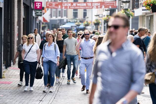 UTRECHT - Shoppers without a mask in the center of the city. The mask obligation has been canceled, except in public transport and at airports. ANP JEROEN JUMELET Copyright: xHollandsexHoogtex xxANPx x433054426x