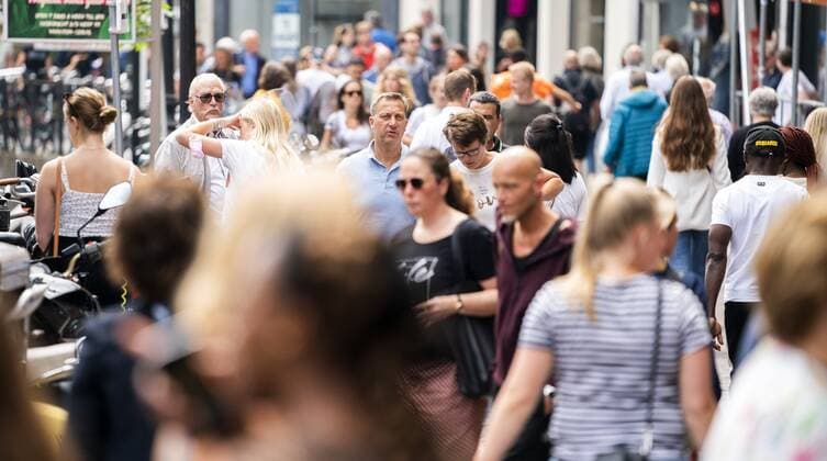 UTRECHT - Shoppers without a mask in the center of the city. The mask obligation has been canceled, except in public transport and at airports. ANP JEROEN JUMELET Copyright: xHollandsexHoogtex xxANPx x433056436x