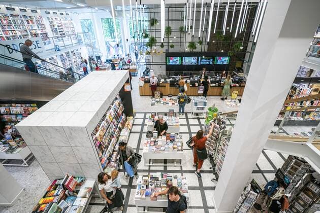 UTRECHT - Customers without face masks in bookstore Broese. The mask obligation has been canceled, except in public transport and at airports. ANP JEROEN JUMELET Copyright: xHollandsexHoogtex xxANPx x433056453x