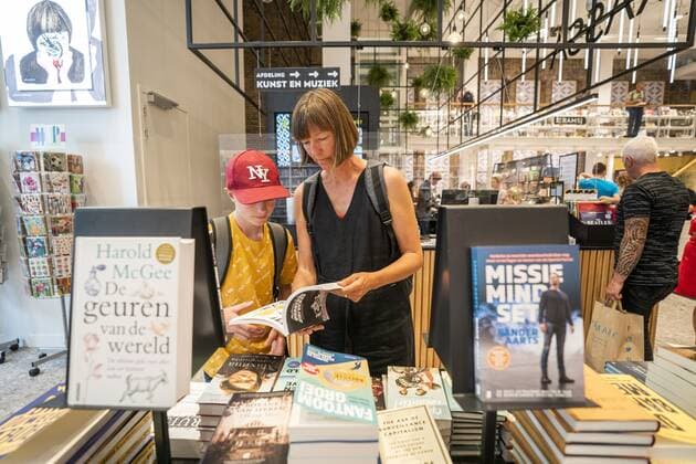 UTRECHT - Customers without face masks in bookstore Broese. The mask obligation has been canceled, except in public transport and at airports. ANP JEROEN JUMELET Copyright: xHollandsexHoogtex xxANPx x433056465x