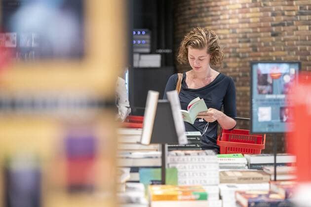 UTRECHT - Customers without face masks in bookstore Broese. The mask obligation has been canceled, except in public transport and at airports. ANP JEROEN JUMELET Copyright: xHollandsexHoogtex xxANPx x433056485x