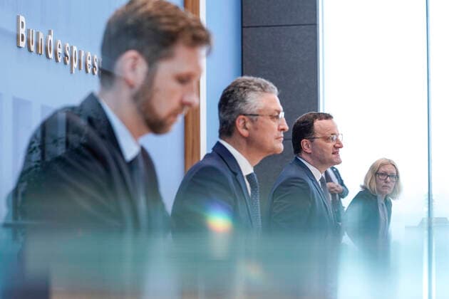 Bundespressekonferenz zur Aktuellen Corona-Lage Aktuell,25.06.2021,Berlin,Bundesgesundheitsminister Jens Spahn gemeinsam mit Prof. Dr. Lothar H. Wieler, Praesident Robert Koch-Institut (RKI), Prof. Dr. Leif Erik Sander, Leiter der Forschungsgruppe fuer Infektionsimmunologie und Impfstoff-Forschung der Berliner Charite, Corinna Buschow von der Bundespressekonferenz (epd Evangelischer Pressedienst), bei der Bundespressekonferenz zum Thema Aktuelle Corona-Lage Berlin Berlin Deutschland *** Federal Press Conference on the Current Corona Situation Current,25 06 2021,Berlin,Federal Health Minister Jens Spahn together with Prof Dr Lothar H Wieler, President Robert Koch Institute RKI , Prof Dr Leif Erik Sander, Head of the Research Group for Infec