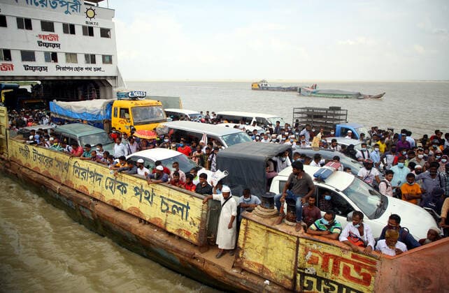 Virus Outbreak Bangladesh The announcement of a strict lockdown across Bangladesh has triggered a rush at Shimulia ferry terminal in Dhaka, Bangladesh, on Jue 26, 2021, as droves of people look to leave Dhaka amid a surge in coronavirus infections and deaths. The ferries were jam-packed with thousands of passengers, with the health and safety directives mostly going ignored. The government is imposing a nationwide lockdown with tight restrictions for an indefinite period from June 28 to curb a worrying upturn in coronavirus cases and deaths. No one will be allowed to leave home without emergency reasons during the lockdown. All government and private offices will also remain shut, according to a government statement. Only the agencies provi  Copyright: xSonyxRamanyx