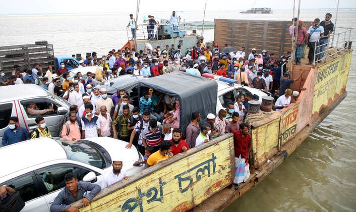 Virus Outbreak Bangladesh The announcement of a strict lockdown across Bangladesh has triggered a rush at Shimulia ferry terminal in Dhaka, Bangladesh, on Jue 26, 2021, as droves of people look to leave Dhaka amid a surge in coronavirus infections and deaths. The ferries were jam-packed with thousands of passengers, with the health and safety directives mostly going ignored. The government is imposing a nationwide lockdown with tight restrictions for an indefinite period from June 28 to curb a worrying upturn in coronavirus cases and deaths. No one will be allowed to leave home without emergency reasons during the lockdown. All government and private offices will also remain shut, according to a government statement. Only the agencies provi  Copyright: xSonyxRamanyx