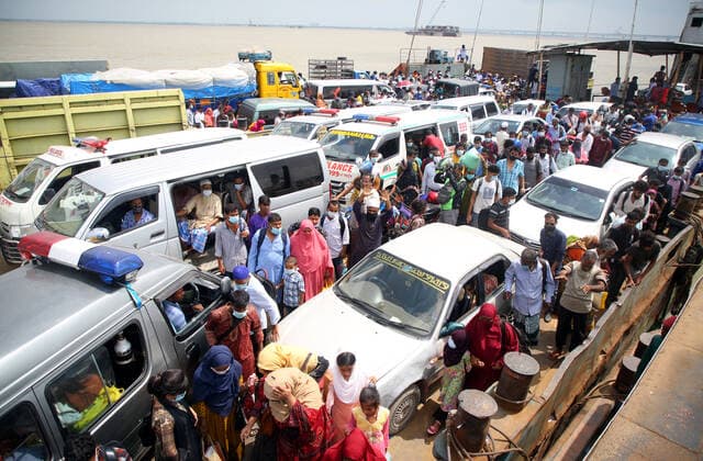 Virus Outbreak Bangladesh The announcement of a strict lockdown across Bangladesh has triggered a rush at Shimulia ferry terminal in Dhaka, Bangladesh, on Jue 26, 2021, as droves of people look to leave Dhaka amid a surge in coronavirus infections and deaths. The ferries were jam-packed with thousands of passengers, with the health and safety directives mostly going ignored. The government is imposing a nationwide lockdown with tight restrictions for an indefinite period from June 28 to curb a worrying upturn in coronavirus cases and deaths. No one will be allowed to leave home without emergency reasons during the lockdown. All government and private offices will also remain shut, according to a government statement. Only the agencies provi  Copyright: xSonyxRamanyx