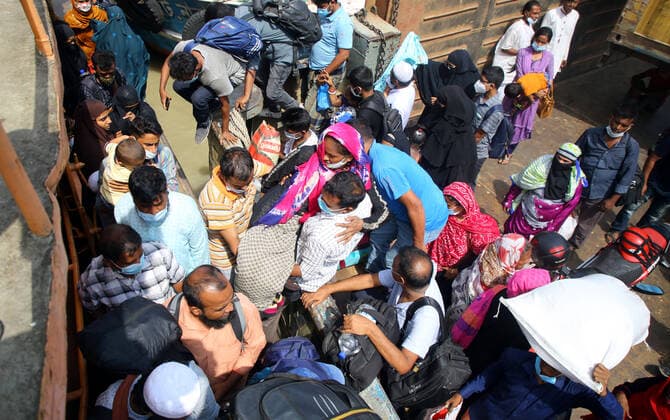 Virus Outbreak Bangladesh The announcement of a strict lockdown across Bangladesh has triggered a rush at Shimulia ferry terminal in Dhaka, Bangladesh, on Jue 26, 2021, as droves of people look to leave Dhaka amid a surge in coronavirus infections and deaths. The ferries were jam-packed with thousands of passengers, with the health and safety directives mostly going ignored. The government is imposing a nationwide lockdown with tight restrictions for an indefinite period from June 28 to curb a worrying upturn in coronavirus cases and deaths. No one will be allowed to leave home without emergency reasons during the lockdown. All government and private offices will also remain shut, according to a government statement. Only the agencies provi  Copyright: xSonyxRamanyx