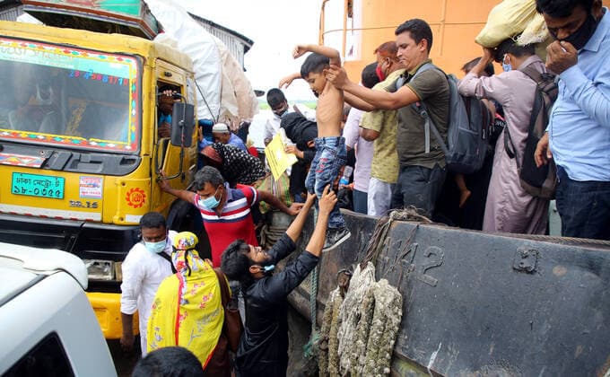 Virus Outbreak Bangladesh The announcement of a strict lockdown across Bangladesh has triggered a rush at Shimulia ferry terminal in Dhaka, Bangladesh, on Jue 26, 2021, as droves of people look to leave Dhaka amid a surge in coronavirus infections and deaths. The ferries were jam-packed with thousands of passengers, with the health and safety directives mostly going ignored. The government is imposing a nationwide lockdown with tight restrictions for an indefinite period from June 28 to curb a worrying upturn in coronavirus cases and deaths. No one will be allowed to leave home without emergency reasons during the lockdown. All government and private offices will also remain shut, according to a government statement. Only the agencies provi  Copyright: xSonyxRamanyx
