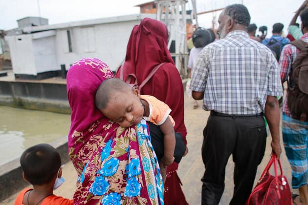 News Bilder des Tages June 26, 2021, Shimulia, Munshiganj, Bangladesh: Two days ahead of the seven-day nationwide shutdown, thousands of people overcrowded the Shimulia ferry terminal in their efforts to get back to their homes, Shimulia, Munshiganj, June 26, 2021. People were seen flocking the Shimulia-Banglabazar ferry ghat and crossing the river since morning ignoring health safety protocols. Shimulia Bangladesh - ZUMAd117 20210626_zap_d117_001 Copyright: xSuvraxKantixDasx
