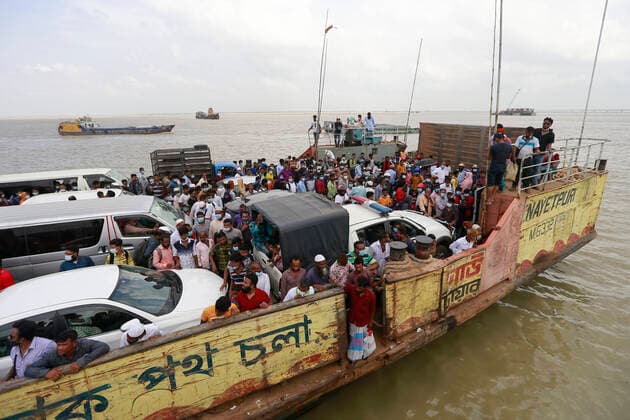 June 26, 2021, Shimulia, Munshiganj, Bangladesh: Two days ahead of the seven-day nationwide shutdown, thousands of people overcrowded the Shimulia ferry terminal in their efforts to get back to their homes, Shimulia, Munshiganj, June 26, 2021. People were seen flocking the Shimulia-Banglabazar ferry ghat and crossing the river since morning ignoring health safety protocols. Shimulia Bangladesh - ZUMAd117 20210626_zap_d117_012 Copyright: xSuvraxKantixDasx