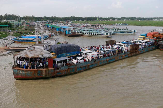 June 26, 2021, Shimulia, Munshiganj, Bangladesh: Two days ahead of the seven-day nationwide shutdown, thousands of people overcrowded the Shimulia ferry terminal in their efforts to get back to their homes, Shimulia, Munshiganj, June 26, 2021. People were seen flocking the Shimulia-Banglabazar ferry ghat and crossing the river since morning ignoring health safety protocols. Shimulia Bangladesh - ZUMAd117 20210626_zap_d117_019 Copyright: xSuvraxKantixDasx