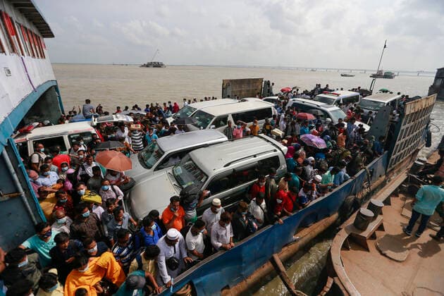 June 26, 2021, Shimulia, Munshiganj, Bangladesh: Two days ahead of the seven-day nationwide shutdown, thousands of people overcrowded the Shimulia ferry terminal in their efforts to get back to their homes, Shimulia, Munshiganj, June 26, 2021. People were seen flocking the Shimulia-Banglabazar ferry ghat and crossing the river since morning ignoring health safety protocols. Shimulia Bangladesh - ZUMAd117 20210626_zap_d117_022 Copyright: xSuvraxKantixDasx