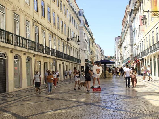 June 26, 2021, Lisbon, Portugal: Intense movement in downtown Lisbon, where restaurants, cafes, patisseries and general trade are concentrated on Saturday, June (26), during European summer. With new measures to contain spread of coronavirus (Covid-19), trade in general in Portuguese capital has operating restrictions.  Copyright: xEdsonxdexSouzax