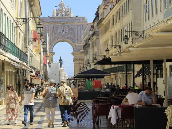 News Bilder des Tages June 26, 2021, Lisbon, Portugal: Intense movement in downtown Lisbon, where restaurants, cafes, patisseries and general trade are concentrated on Saturday, June (26), during European summer. With new measures to contain spread of coronavirus (Covid-19), trade in general in Portuguese capital has operating restrictions.  Copyright: xEdsonxdexSouzax
