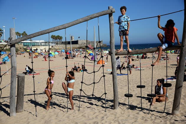 Beachgoers crowd beaches near Lisbon amid COVID-19 pandemic Children play on a summer day at the Carcavelos beach as the COVID-19 coronavirus pandemic continues, in Cascais, near Lisbon, Portugal, on June 26, 2021. Lisbon Portugal fiuza-beachgoe210626_npvYk  Copyright: xPedroxFiuzax