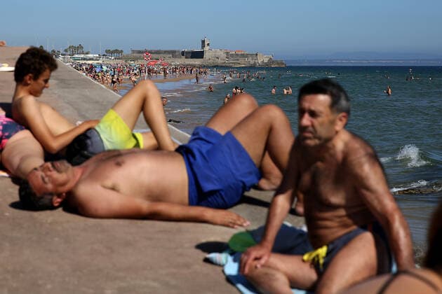 June 26, 2021, Lisbon, Portugal: Beachgoers enjoy a summer day at the Carcavelos beach as the COVID-19 coronavirus pandemic continues, in Cascais, near Lisbon, Portugal, on June 26, 2021. Lisbon Portugal - ZUMAf123 20210626_zap_f123_006 Copyright: xPedroxFiuzax