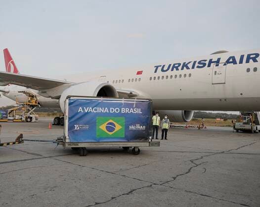 News Bilder des Tages June 26, 2021: Arrival of 6,000 liters of API (Active Pharmaceutical Ingredient) at Guarulhos International Airport, in Sao Paulo state, this Saturday (26), .The inputs will allow the Butantan Institute to manufacture around 5 million doses of the Coronavac vaccine against Covid-19..The landing was accompanied by the governor Joao Doria. - ZUMAl146 20210626_zaf_l146_006 Copyright: xPauloxLopesx