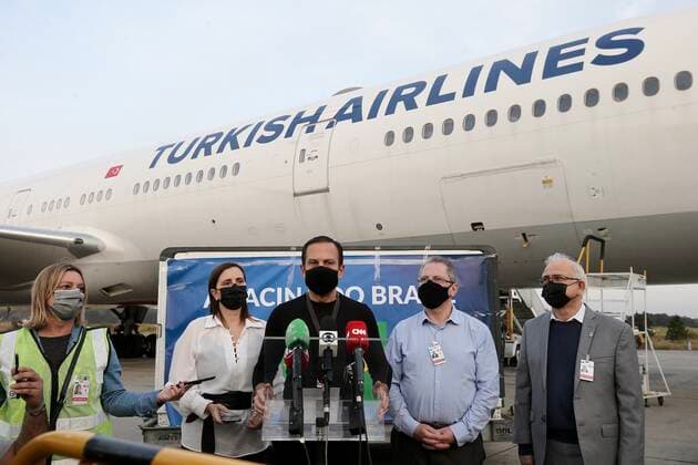 June 26, 2021: Governor JOAO DORIA (center) speaks to the press after arrival from China, of 6 thousand liters of API (Active Pharmaceutical Ingredient) at Guarulhos International Airport, in Sao Paulo state, this Saturday (26). .The inputs will allow the Butantan Institute to manufacture around 10 million doses of the Coronavac vaccine against Covid-19. - ZUMAl146 20210626_zaf_l146_007 Copyright: xPauloxLopesx
