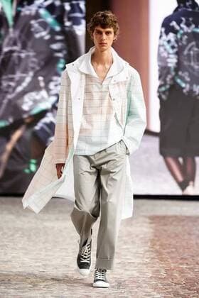 Bilder des Jahres 2021, Entertainment 06 Juni Entertainment Themen der Woche KW25 Entertainment Bilder des Tages (210626) -- PARIS, June 26, 2021 -- A model presents a creation of Hermes Menswear Spring Summer 2022 collections during Paris Fashion Week in Paris, France, on June 26, 2021. (Photo by Xinhua) FRANCE-PARIS-FASHION-HERMES-MENSWEAR PieroxBiasion 
