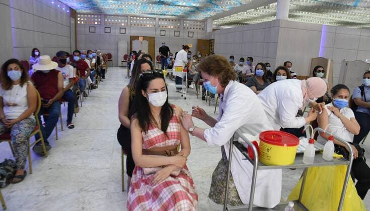 News Bilder des Tages (210626) -- TUNIS, June 26, 2021 -- Medical workers administer the COVID-19 vaccine to people at a vaccination site in Tunis, Tunisia, on June 26, 2021. Since the start of the nationwide vaccination campaign against coronavirus on March 13, a total of 1,705,657 people have received the vaccines, with 476,013 taking both doses, according to the latest figures published by Tunisian Health Ministry. (Photo by Xinhua) TUNISIA-TUNIS-COVID-19-VACCINATION AdelxEzzine