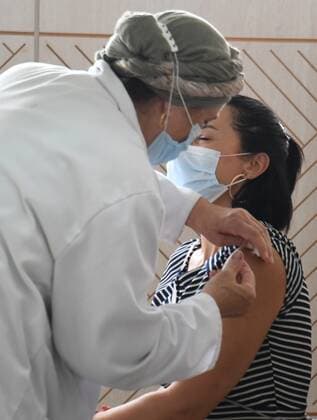 (210626) -- TUNIS, June 26, 2021 -- A medical worker administers the COVID-19 vaccine to a woman at a vaccination site in Tunis, Tunisia, on June 26, 2021. Since the start of the nationwide vaccination campaign against coronavirus on March 13, a total of 1,705,657 people have received the vaccines, with 476,013 taking both doses, according to the latest figures published by Tunisian Health Ministry. (Photo by Xinhua) TUNISIA-TUNIS-COVID-19-VACCINATION AdelxEzzine