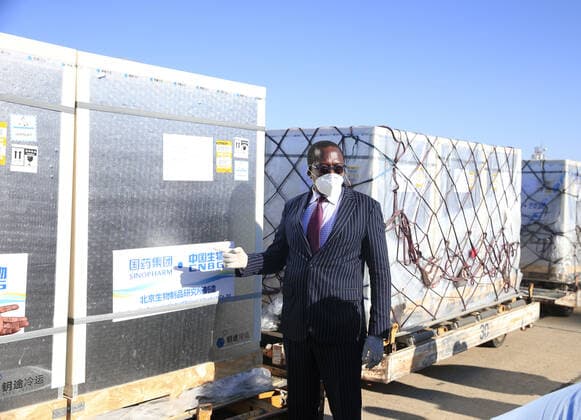 News Bilder des Tages (210626) -- HARARE, June 26, 2021 -- Zimbabwean Finance Minister Mthuli Ncube speaks in front of the COVID-19 vaccine from China at R.G. Mugabe International Airport in Harare, Zimbabwe, on June 26, 2021. Zimbabwe on Saturday received a shipment of Sinopharm COVID-19 vaccine doses from China as the southern African country ramps up inoculations to battle the third wave of the coronavirus pandemic. (Photo by Xinhua) ZIMBABWE-HARARE-CHINA-COVID-19 VACCINE-ARRIVAL ShaunxJusa 