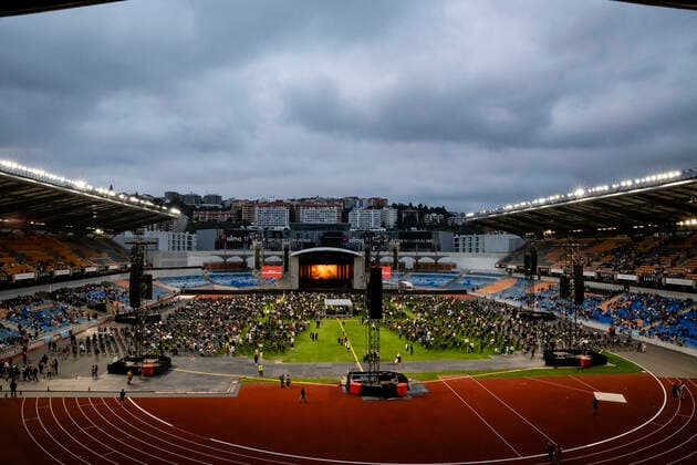 Second Concert By The Italian Artist Andrea Bocelli In Coimbra, Portugal People attend the concert of Italian Artist Andrea Bocelli, in Coimbra, Portugal, on June 26, 2021. About 13.000 people took part in the concert at the Estadio Cidade de Coimbra amid the restrictions of Covid-19 pandemic. Coimbra Portugal franca-secondco210626_np5rE  Copyright: xRitaxFrancax