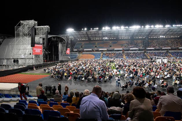Second Concert By The Italian Artist Andrea Bocelli In Coimbra, Portugal People attend the concert of Italian Artist Andrea Bocelli, in Coimbra, Portugal, on June 26, 2021. About 13.000 people took part in the concert at the Estadio Cidade de Coimbra amid the restrictions of Covid-19 pandemic. Coimbra Portugal franca-secondco210626_npxpS  Copyright: xRitaxFrancax