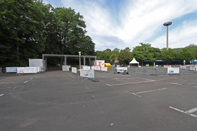 Das leere Drive in, Corona Schnelltestzentrum auf dem Parkplatz der Siegerlandhalle Corona Schnelltestzentrum am 27.06.2021 in Siegen Deutschland.