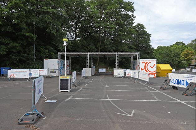 Das leere Drive in, Corona Schnelltestzentrum auf dem Parkplatz der Siegerlandhalle Corona Schnelltestzentrum am 27.06.2021 in Siegen Deutschland.