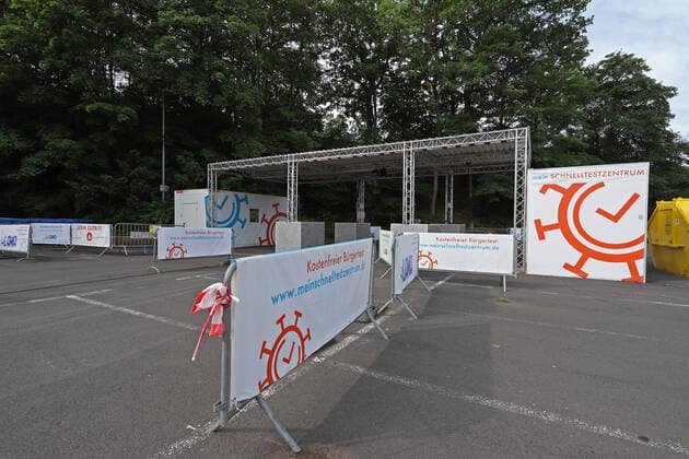 Das leere Drive in, Corona Schnelltestzentrum auf dem Parkplatz der Siegerlandhalle Corona Schnelltestzentrum am 27.06.2021 in Siegen Deutschland.