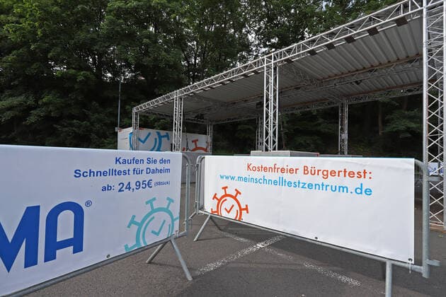 Das leere Drive in, Corona Schnelltestzentrum auf dem Parkplatz der Siegerlandhalle Corona Schnelltestzentrum am 27.06.2021 in Siegen Deutschland.