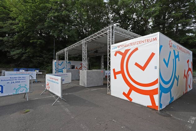 Das leere Drive in, Corona Schnelltestzentrum auf dem Parkplatz der Siegerlandhalle Corona Schnelltestzentrum am 27.06.2021 in Siegen Deutschland.