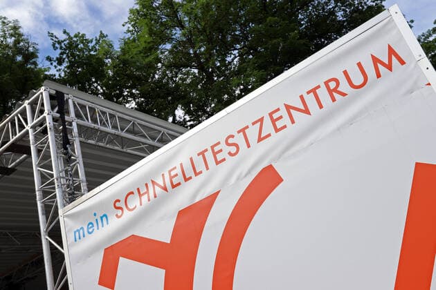Das leere Drive in, Corona Schnelltestzentrum auf dem Parkplatz der Siegerlandhalle Corona Schnelltestzentrum am 27.06.2021 in Siegen Deutschland.