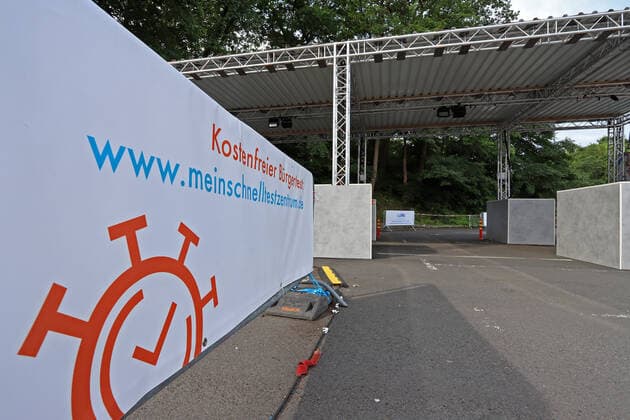 Das leere Drive in, Corona Schnelltestzentrum auf dem Parkplatz der Siegerlandhalle Corona Schnelltestzentrum am 27.06.2021 in Siegen Deutschland.