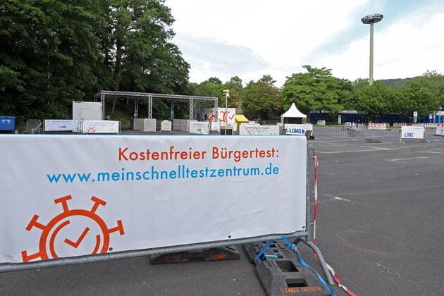 Das leere Drive in, Corona Schnelltestzentrum auf dem Parkplatz der Siegerlandhalle Corona Schnelltestzentrum am 27.06.2021 in Siegen Deutschland.