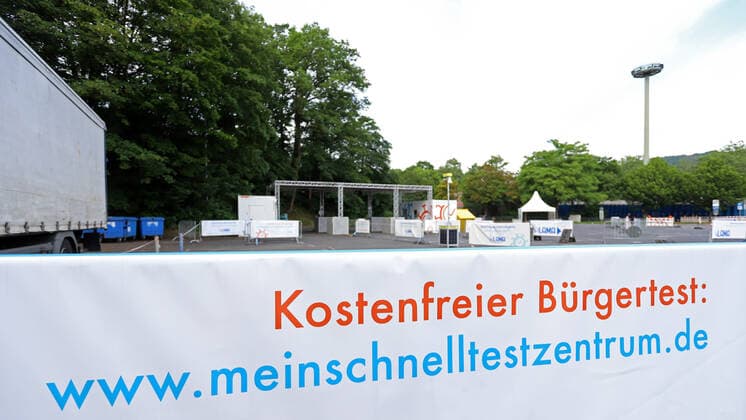 Das leere Drive in, Corona Schnelltestzentrum auf dem Parkplatz der Siegerlandhalle Corona Schnelltestzentrum am 27.06.2021 in Siegen Deutschland.