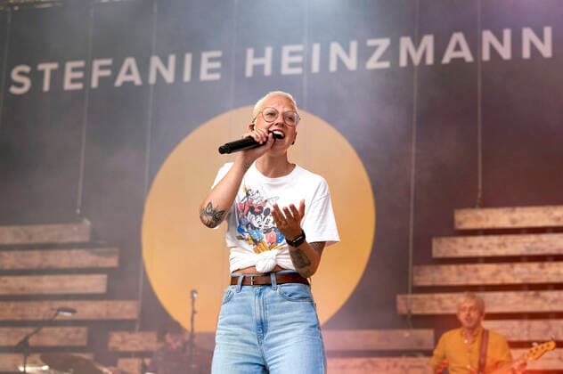 Bilder des Jahres 2021, Entertainment 06 Juni Entertainment Themen der Woche KW25 Entertainment Bilder des Tages Stefanie Heinzmann live im Rahmen der Konzertreihe Back on Stage auf der Gilde Parkbühne. Hannover, 26.06.2021 *** Stefanie Heinzmann live as part of the concert series Back on Stage at the Gilde Parkbühne Hannover, 26 06 2021 Foto:xU.xStammx xFuturexImage