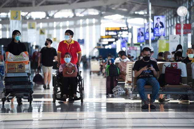 Thailand Plans To Reopen To Vaccinated Foreign Tourists Passengers wear protective masks at the Suvarnabhumi International Airport amid a new wave of the coronavirus disease (COVID-19) pandemic in Bangkok, Thailand, 27 June 2021. Bangkok Thailand laowilas-notitle210627_npndP  Copyright: xAnusakxLaowilasx
