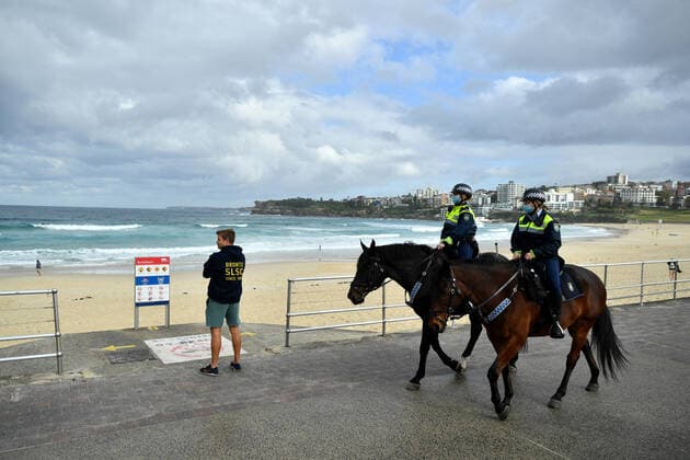 NSW CORONAVIRUS COVID19, Mounted Police on patrol at Bondi Beach in Sydney, Monday, June 28, 2021. More than five million people in Greater Sydney and its surrounds have gone into a 14-day lockdown as health authorities try to regain control of a coronavirus outbreak. ( NO ARCHIVING, EDITORIAL USE ONLY, NO USE IN BOOKS WITHOUT CONSENT SYDNEY NSW AUSTRALIA  Copyright: xJOELxCARRETTx 20210628001553158353