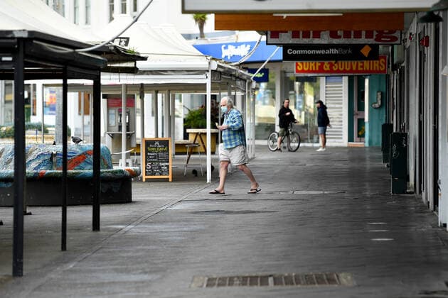 NSW CORONAVIRUS COVID19, People walk past closed shops at Bondi Beach in Sydney, Monday, June 28, 2021. More than five million people in Greater Sydney and its surrounds have gone into a 14-day lockdown as health authorities try to regain control of a coronavirus outbreak. ( NO ARCHIVING, EDITORIAL USE ONLY, NO USE IN BOOKS WITHOUT CONSENT SYDNEY NSW AUSTRALIA  Copyright: xJOELxCARRETTx 20210628001553158584