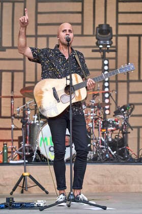 Milow live im Rahmen der Konzertreihe Back on Stage auf der Gilde Parkbühne. Hannover, 27.06.2021