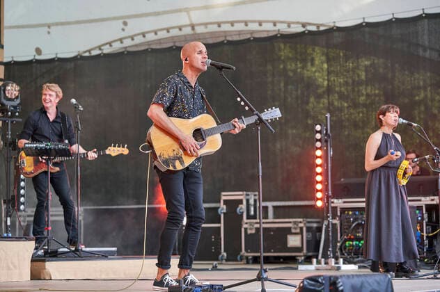 Milow live im Rahmen der Konzertreihe Back on Stage auf der Gilde Parkbühne. Hannover, 27.06.2021