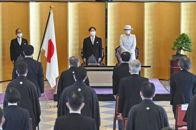 Entertainment Bilder des Tages Imperial couple attend Japan Art Academy award ceremony Japanese Emperor Naruhito (C, back) and Empress Masako (alongside) attend a Japan Art Academy award ceremony in Tokyo on June 28, 2021. Last year s award ceremony was postponed due to the coronavirus pandemic and held in conjunction with this year s. (Pool photo) 