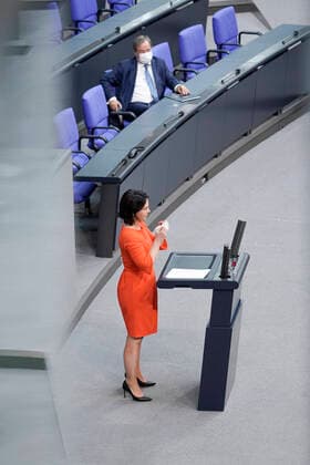 236. Bundestagssitzung und Debatte Aktuell, 24.06.2021, Berlin, Annalena Baerbock Kanzlerkandidatin Buendnis90 Die Gruenen im Portrait bei ihrer Rede mit Ministerpraesident Armin Laschet (CDU) von Nordrhein-Westfalen und CDU-Vorsitzender im Hintergrund zum Thema Regierungserklaerung zum Europaeischen Rat bei der 236. Sitzung des Deutschen Bundestag in Berlin Berlin Berlin Deutschland