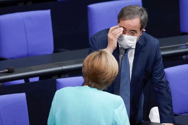 236. Bundestagssitzung und Debatte Aktuell, 24.06.2021, Berlin, Angela Merkel die Bundeskanzlerin der Bundesrepublik Deutschland gemeinsam mit Ministerpraesident Armin Laschet (CDU) von Nordrhein-Westfalen und CDU-Vorsitzender im Vorfeld an die Debatte zum Thema Regierungserklaerung zum Europaeischen Rat bei der 236. Sitzung des Deutschen Bundestag in Berlin Berlin Berlin Deutschland