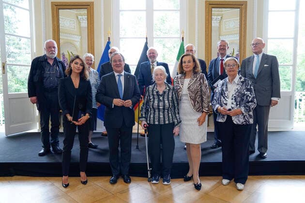 News Themen der Woche KW26 News Bilder des Tages News Bilder des Tages Verleihung des Landesverdienstorden NRW durch Armin Laschet Aktuell, 28.06.2021, Duesseldorf, Armin Laschet Ministerpraesident von Nordrhein-Westfalen im Gruppenbild mit allen Preistraegern des Landesverdientsorden auf Schloss Eller in Duesseldorf. Duesseldorf Nordrhein-Westfalen Deutschland