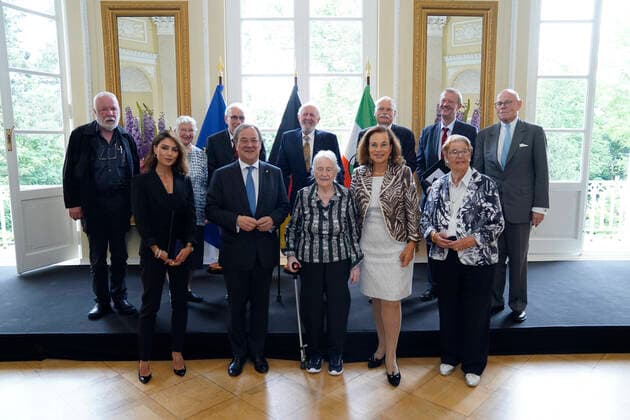 Verleihung des Landesverdienstorden NRW durch Armin Laschet Aktuell, 28.06.2021, Duesseldorf, Armin Laschet Ministerpraesident von Nordrhein-Westfalen im Gruppenbild mit allen Preistraegern des Landesverdientsorden auf Schloss Eller in Duesseldorf. Duesseldorf Nordrhein-Westfalen Deutschland