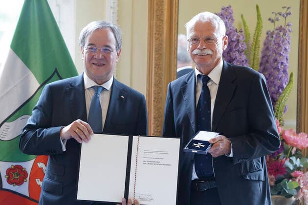 Verleihung des Landesverdienstorden NRW durch Armin Laschet Aktuell, 28.06.2021, Duesseldorf, Armin Laschet Ministerpraesident von Nordrhein-Westfalen, CDU Vorsitzender und Kanzlerkandidat verleiht den Landesverdienstorden des Landes NRW an Dr. Prof. Dr. Ernst-Andreas Ziegler, Wuppertal (Der Initiator mehrerer Staedtepartnerschaften zwischen Wuppertal und Staedten in Israel und jenseits des damaligen Eisernen Vorhangs hat sich durch sein langjaehriges soziales Engagement und vor allem als Gruender der bundesweit einmaligen Junior-Uni in Wuppertal verdient gemacht. Vor allem Maedchen und junge Frauen werden hier für Naturwissenschaften begeistert Duesseldorf Nordrhein-Westfalen Deutschland