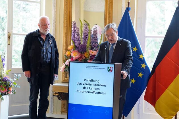 Verleihung des Landesverdienstorden NRW durch Armin Laschet Aktuell, 28.06.2021, Duesseldorf, Armin Laschet Ministerpraesident von Nordrhein-Westfalen, CDU Vorsitzender und Kanzlerkandidat verleiht den Landesverdienstorden des Landes NRW an Otmar Alt aus Hamm, den international bekannter Kuenstler fuer die Stiftung um die Foerderung junger Kuenstlerinnen und Kuenstler Duesseldorf Nordrhein-Westfalen Deutschland